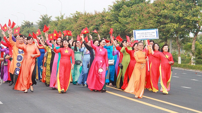 Hơn 800 phụ nữ diễu hành và đồng diễn trang phục áo dài